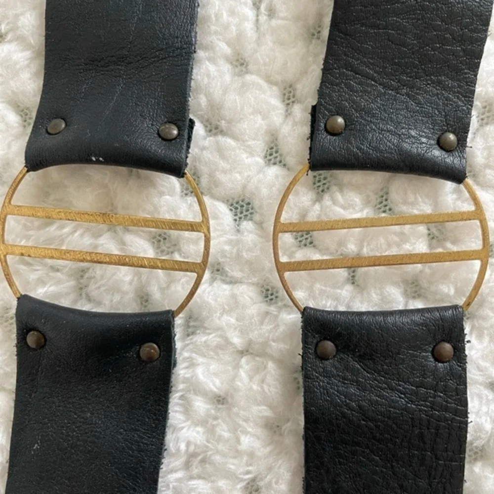 Two‎ leather brackets black gold